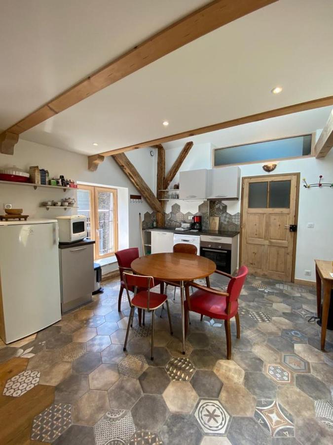 Au Cheval Blanc - Appartements Et Chambres D'Hotes アルベールヴィル エクステリア 写真