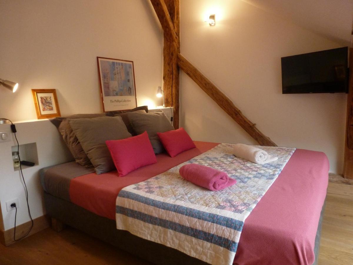 Au Cheval Blanc - Appartements Et Chambres D'Hotes アルベールヴィル エクステリア 写真