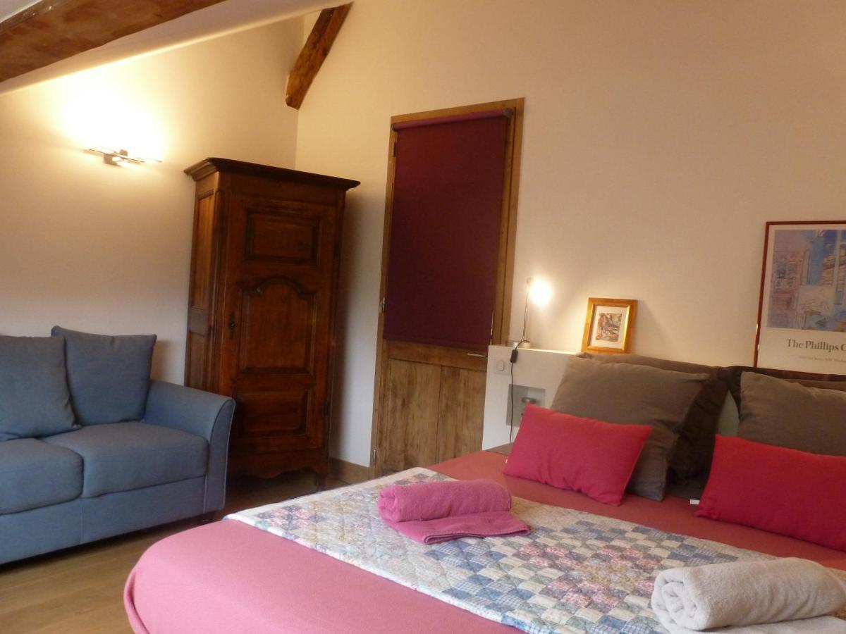 Au Cheval Blanc - Appartements Et Chambres D'Hotes アルベールヴィル エクステリア 写真