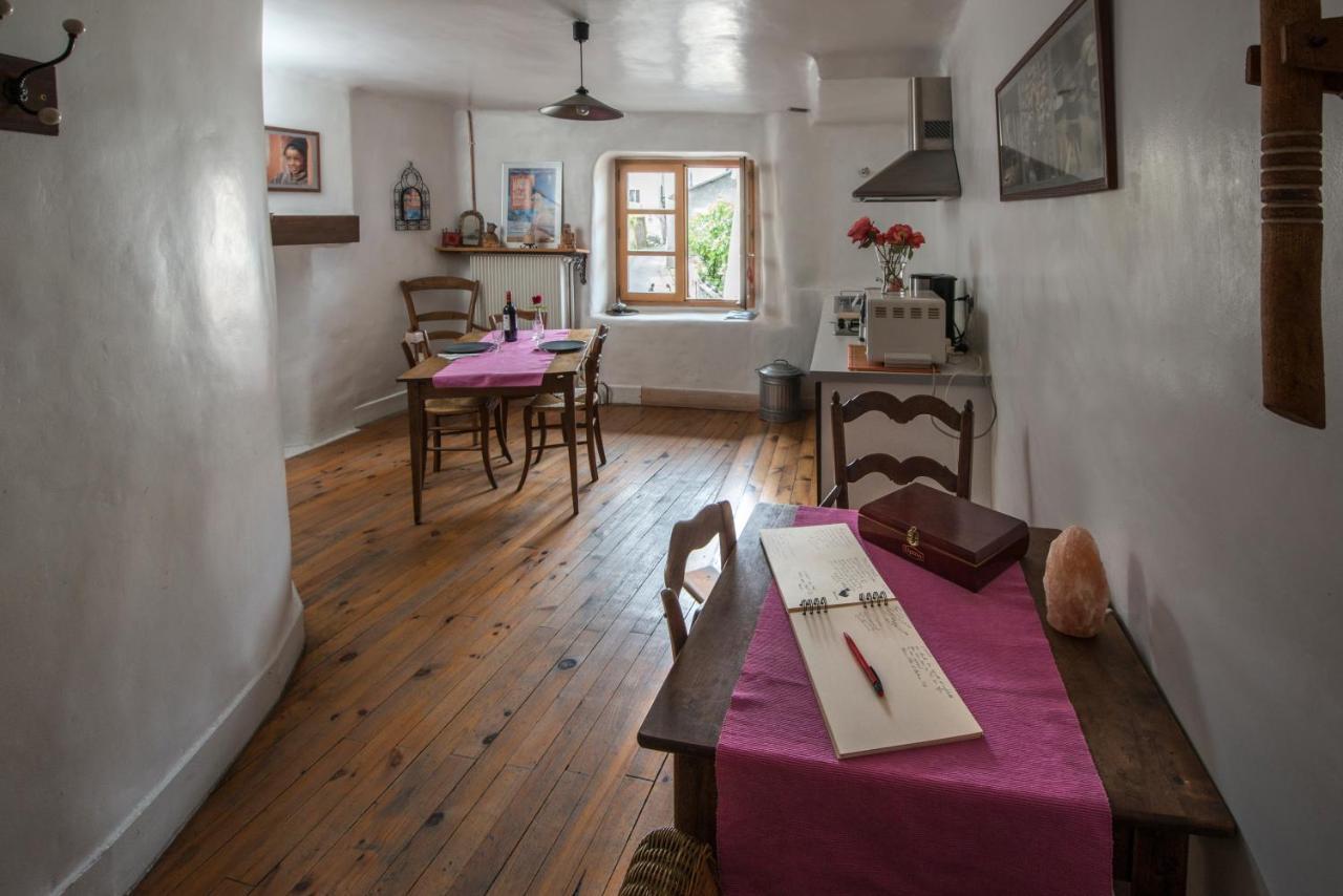 Au Cheval Blanc - Appartements Et Chambres D'Hotes アルベールヴィル エクステリア 写真