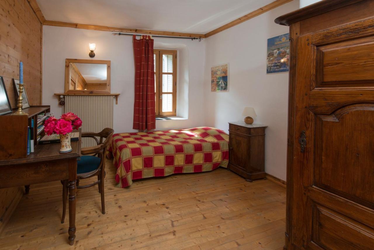 Au Cheval Blanc - Appartements Et Chambres D'Hotes アルベールヴィル エクステリア 写真