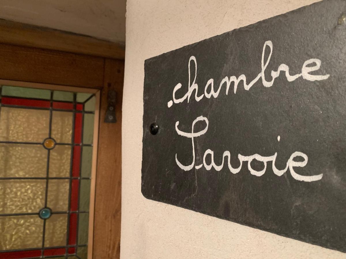 Au Cheval Blanc - Appartements Et Chambres D'Hotes アルベールヴィル エクステリア 写真